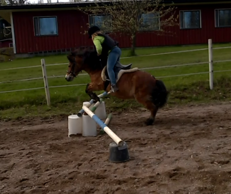 Heka kentällä hyppy harjoituksissa